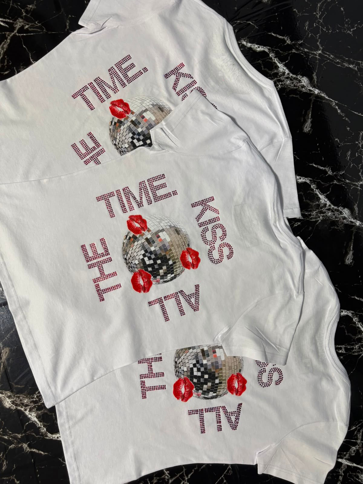💋 Playera "KISS ALL THE TIME" Pedrería 💋